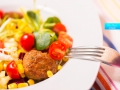 Insalata colorata con polpette